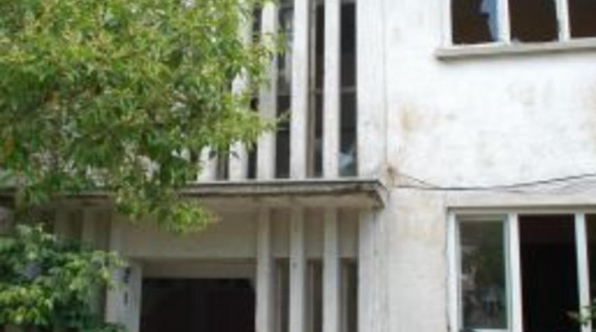 Metruk Bina Mezbahayı Andırıyor