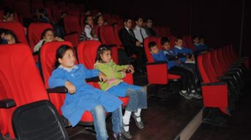 K&ouml;y Okulu &Ouml;ğrencilerine Sinema Jesti