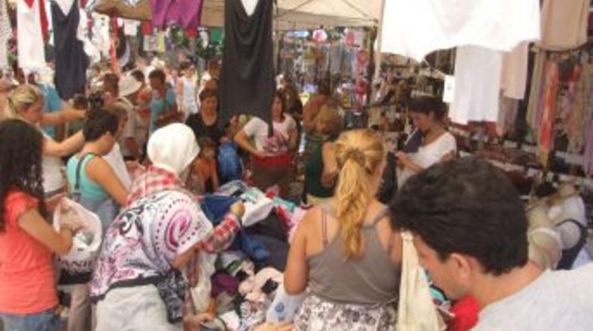 Kuşadası&rsquo;nda Turistler Pazara Akın Etti