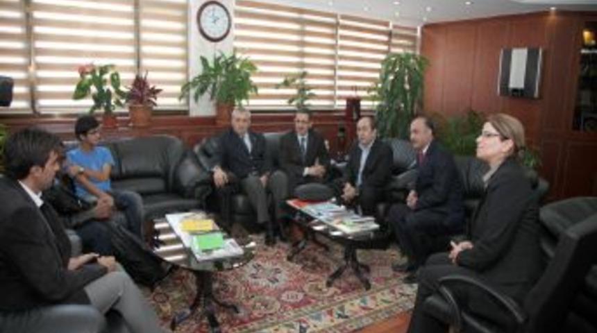 Papua Yeni Gineli &Ouml;ğrenci Şarkısıyla Belediye Başkanını Mest Etti