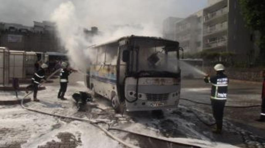 Patronuna kızdı, otob&uuml;s&uuml; yaktı