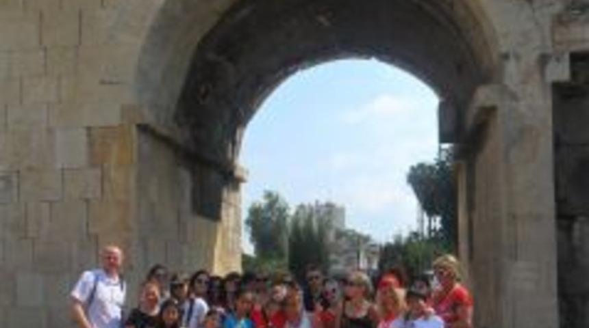 Bana k&uuml;lt&uuml;r&uuml;n&uuml; anlat