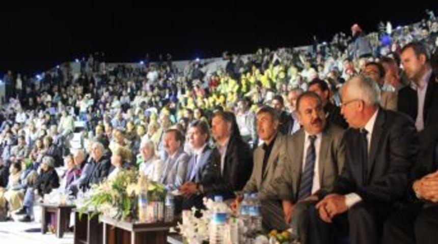 Ahmet &Ouml;zhan Edremit'te G&ouml;n&uuml;lleri Fethetti