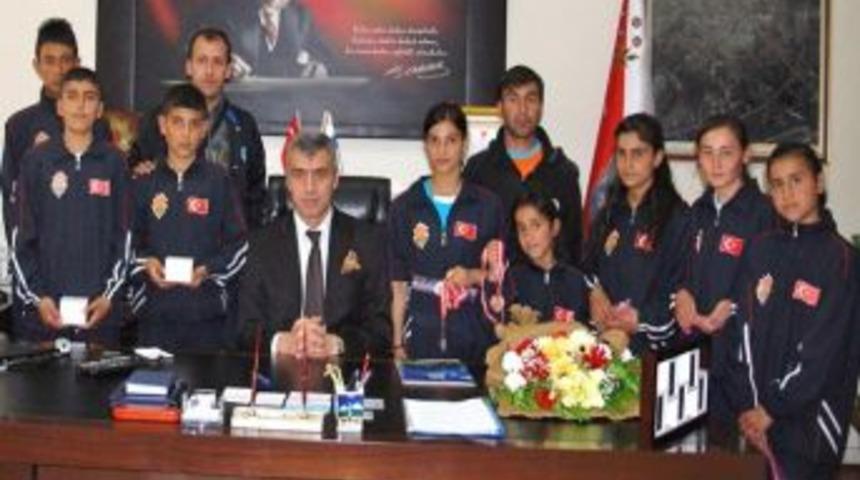 Polis Abileri Ellerinden Tuttu, Kars'ta Yıldızlar Kaybolmayacak