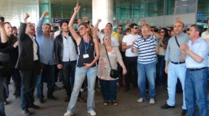 Havacılar, Bu Sefer Işten &Ccedil;ıkarılan Arkadaşları I&ccedil;in Toplandı