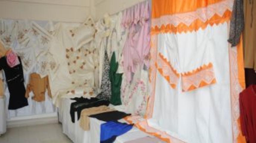 Kızlar &Ccedil;eyizlerini Osmek'ten D&uuml;z&uuml;yor