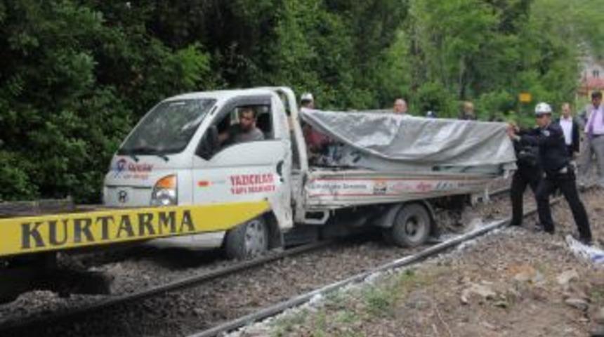 K&ouml;m&uuml;r Y&uuml;kl&uuml; Tren Kamyona &Ccedil;arptı