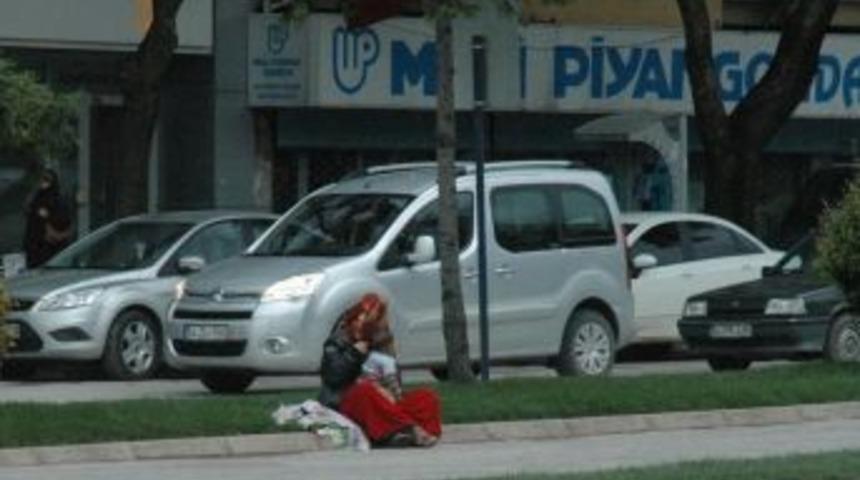 Vicdansız Anne 6 Yaşındaki &Ccedil;ocuğunu Dilendiriyor