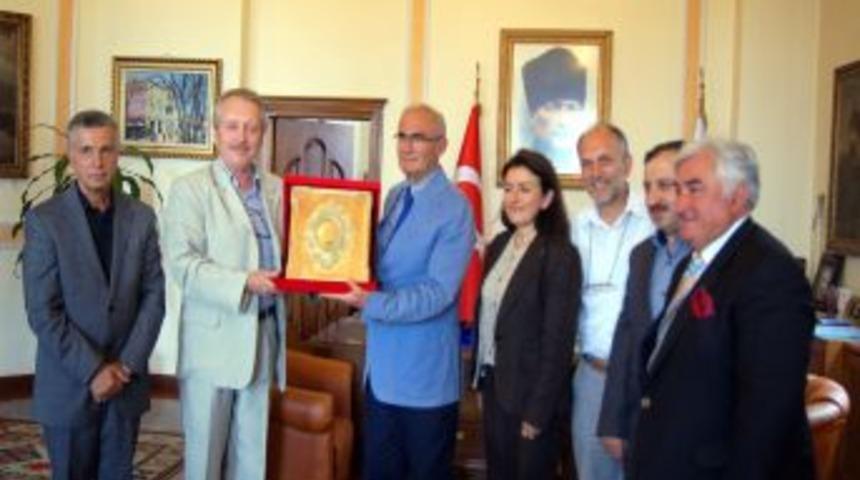 Tema'dan Yılmaz'a Plaket