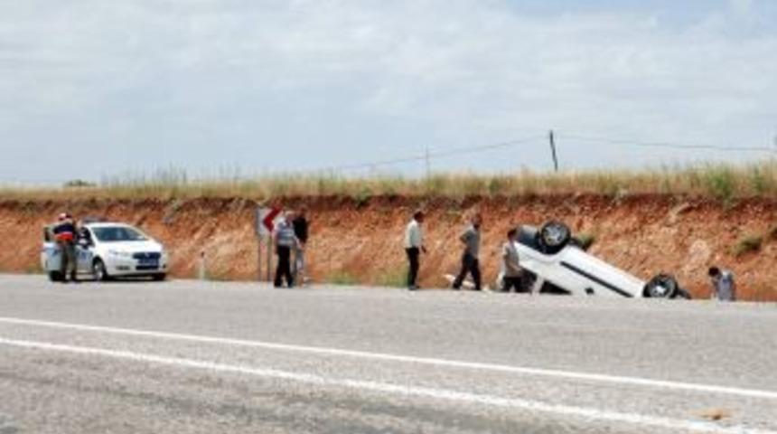 Otomobil Şarampole Yuvarlandı: 2 Yaralı