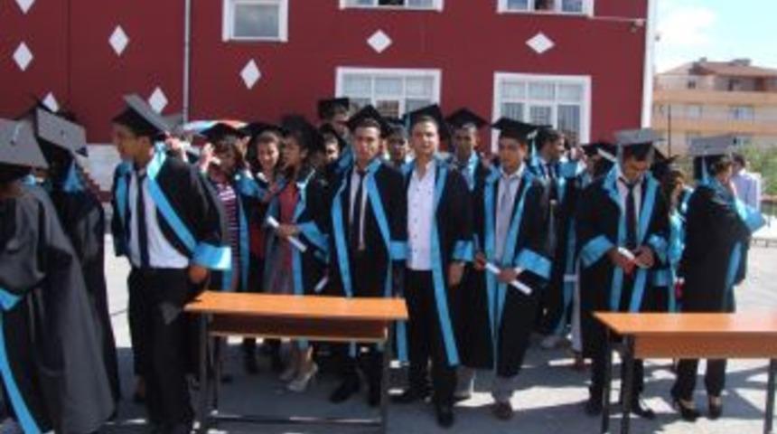 Boğazlıyan&rsquo;da Lise &Ouml;ğrencileri Mezuniyet Sevinci Yaşadı