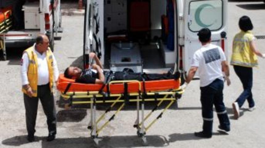 Besni'de Trakt&ouml;r Devrilmesi Sonucu 2 Kişi Yaralandı