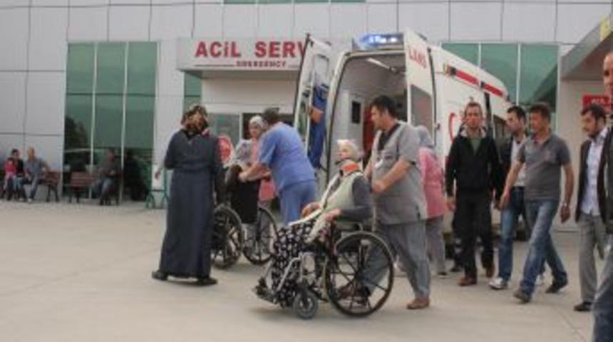 Lastiği &Ccedil;ıkan Tarım Aracı Devrildi: 7 Yaralı