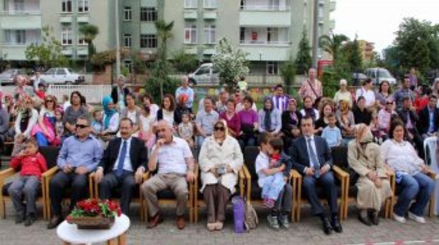 Miniklerden Yağmur Altında Defile