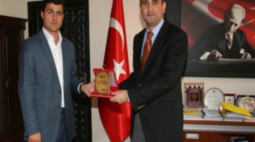 Bayan Futbolculardan Vali Vekiline Teşekkür Plaketi