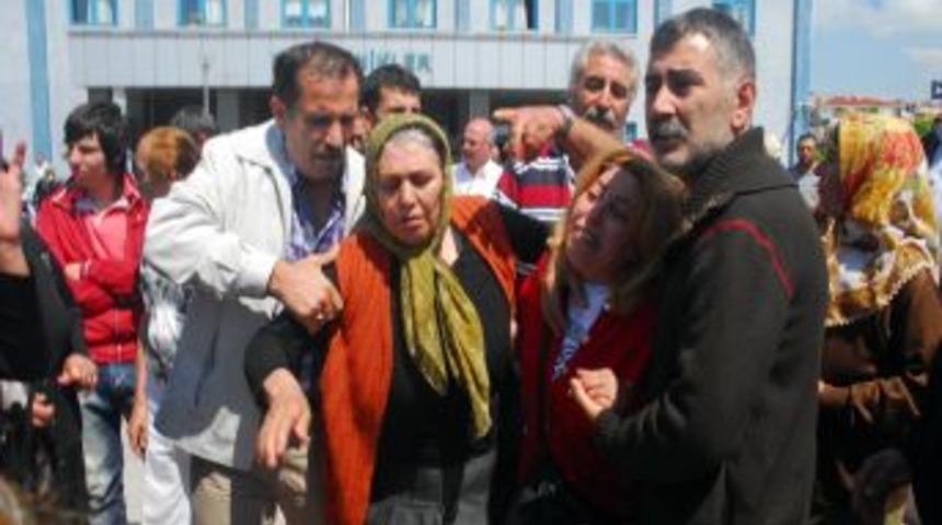 Biber Gazı Sıkılan Gen&ccedil; &Ouml;ld&uuml;, Ailesi Polislere Saldırdı