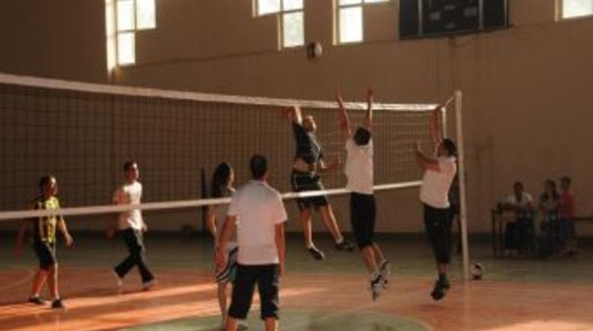 Cizre'de Kurumlar Arası Voleybol Turnuvası Başladı