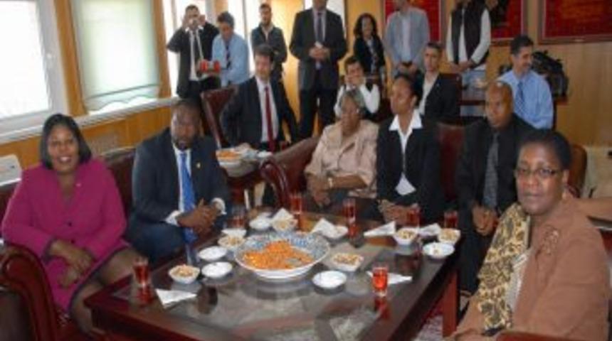 Sd&uuml;'n&uuml;n Amerikalı Konukları