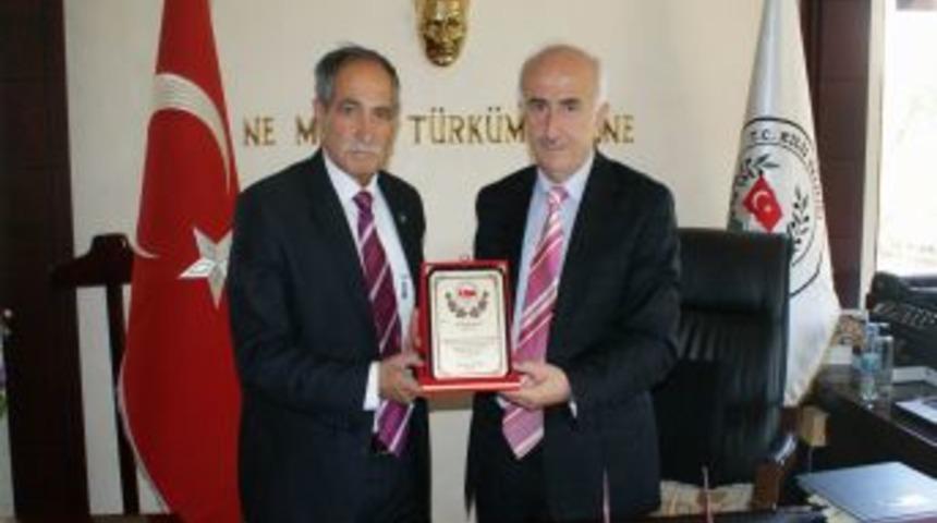Vali Odabaş'a Plaket