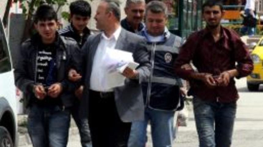 Eskişehir'de İtekleyerek Ara&ccedil; &Ccedil;aldıkları İddia Edilen 5 Kişi Yakalandı