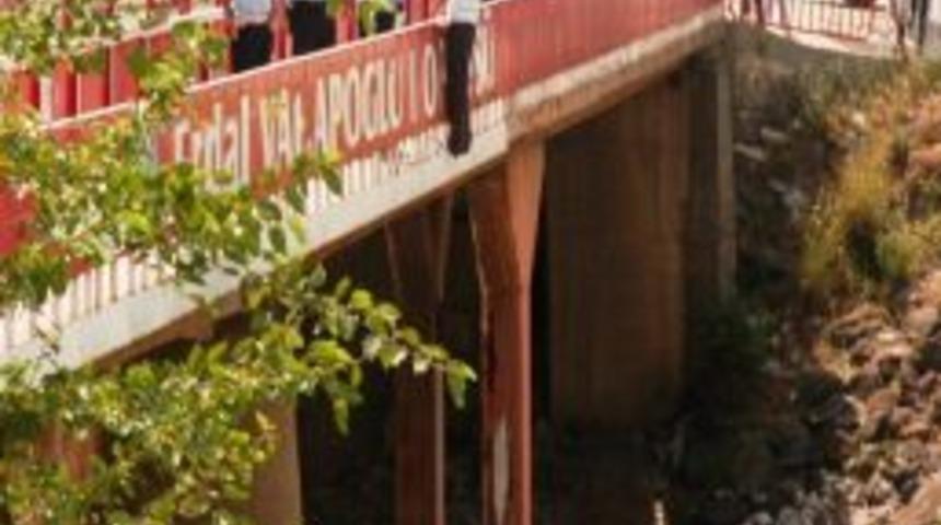 İntihar Etmek İ&ccedil;in K&ouml;pr&uuml;ye &Ccedil;ıkan Genci Emniyet M&uuml;d&uuml;r&uuml; Kurtardı