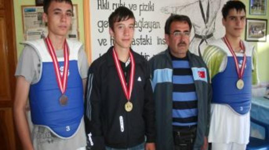 Beyşehirli Tekvandocular 't&uuml;rkiye Şampiyonu' Oldu