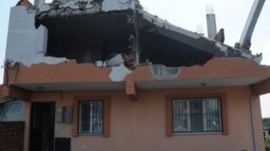 Manisa'da Ka&ccedil;ak Yapılar Yıkıldı