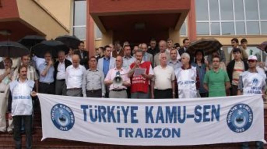 Trabzon'da Memurların Yağmur Altında "4+4" Tepkisi