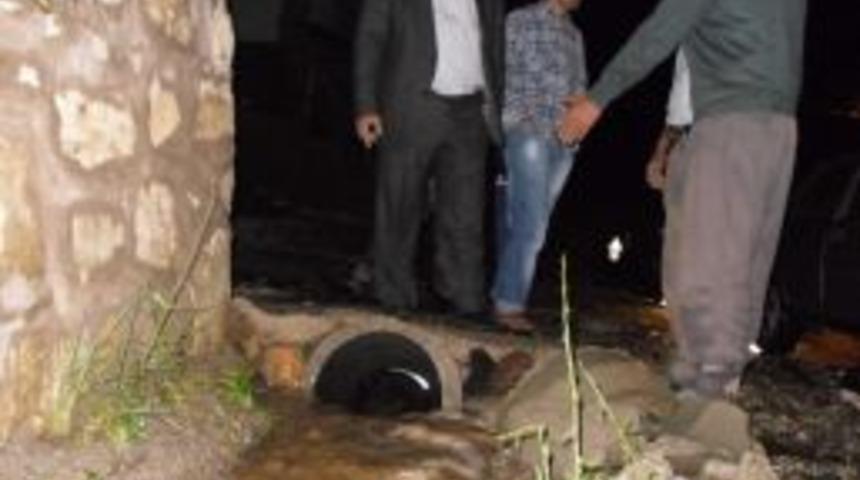 Yağmur Ve Dolu Nedeniyle Evleri Su Bastı