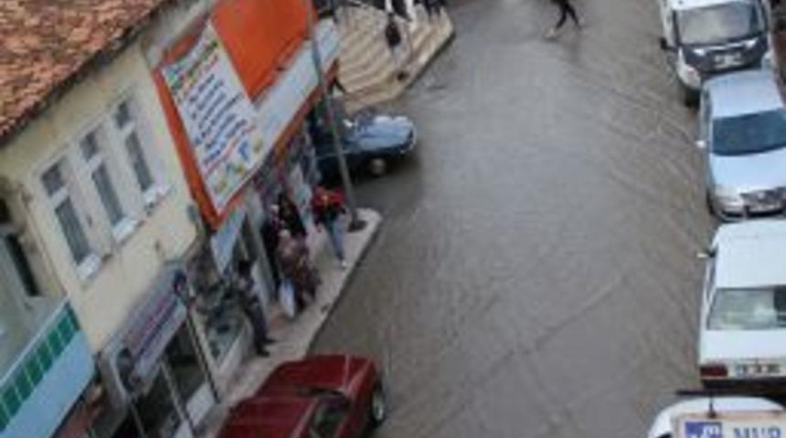 &Ccedil;orum'da Dolu Ve Sağanak Yağmur Hayatı Fel&ccedil; Etti