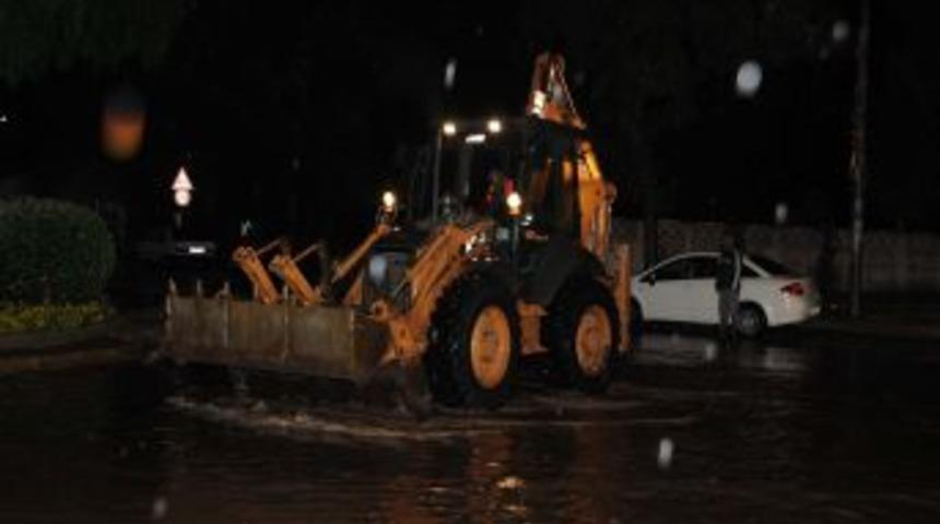 İzmir'de Sağanak Yağış Nedeniyle &Ccedil;ok Sayıda Ev Ve Işyeri Sular Altında Kaldı