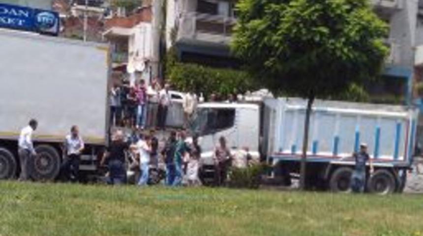 Otomobiliyle Iki Kamyonun Arasına Sıkışan &Ouml;ğretmen Ağır Yaralandı