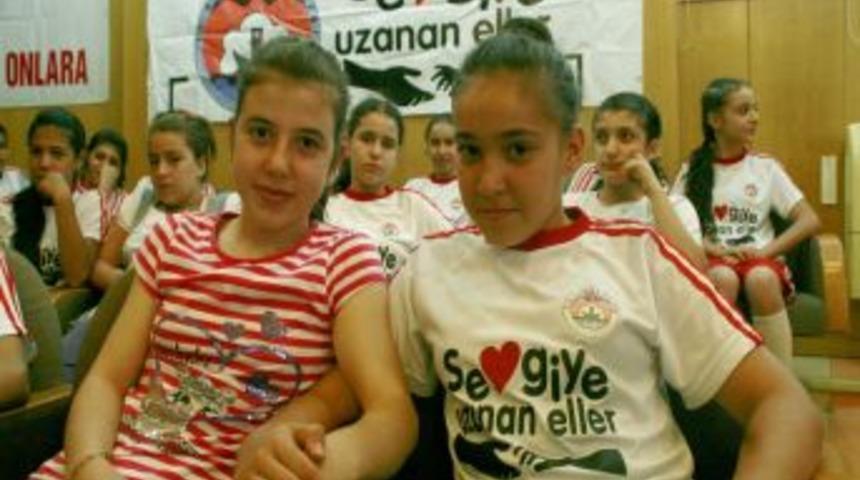 Eller 'sevgi'ye Uzandı