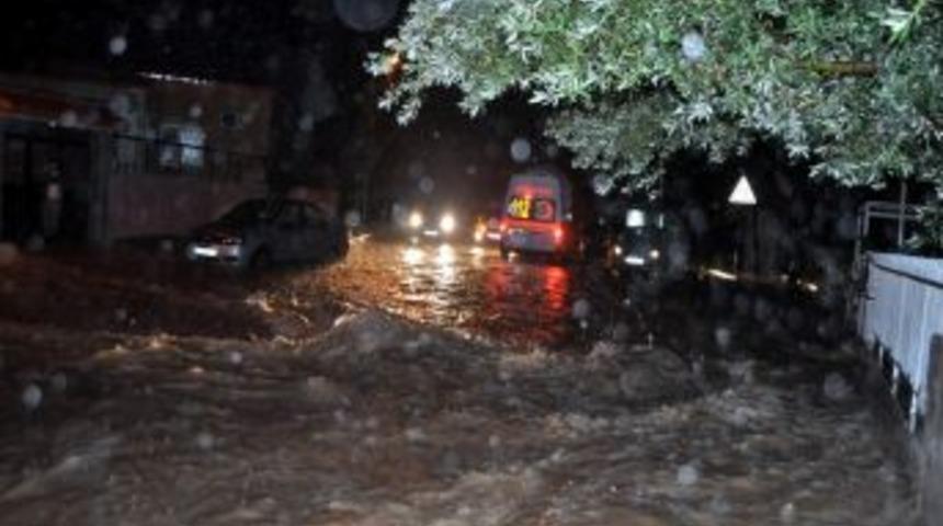 İzmir Sağanak Yağmura Teslim Oldu