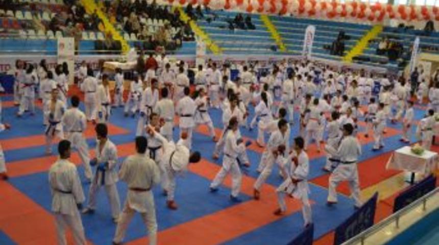 Karatede B&uuml;y&uuml;k Ş&ouml;len Başlıyor