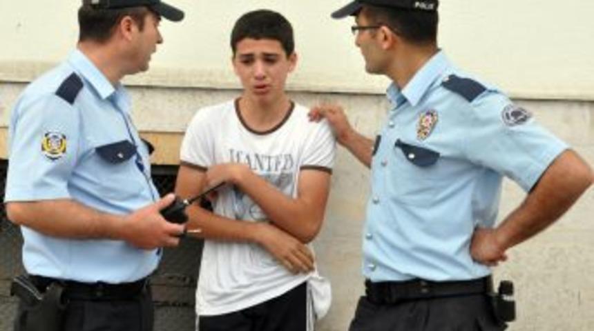 &Ccedil;arpttığı Yaya I&ccedil;in G&ouml;zyaşı D&ouml;ken &Ccedil;ocuğu Polis Sakinleştirdi