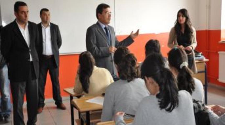 Vali Yılmaz'dan Kız &Ouml;ğrencilere Ziyaret