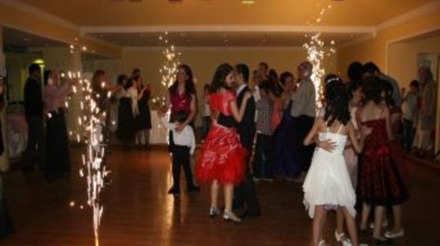 &Ouml;ğrenci Velilerinden Yılsonu Balosu