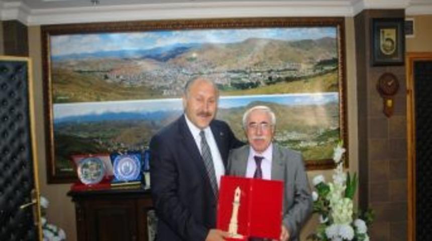 Eynesil İl&ccedil;esi Milli Eğitim M&uuml;d&uuml;rl&uuml;ğ&uuml;ne Atanan Yeşil&ccedil;i&ccedil;ek'ten Veda Ziyareti