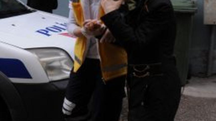 Eş Dayağından Ka&ccedil;an Kadın Boruya Tırmandı