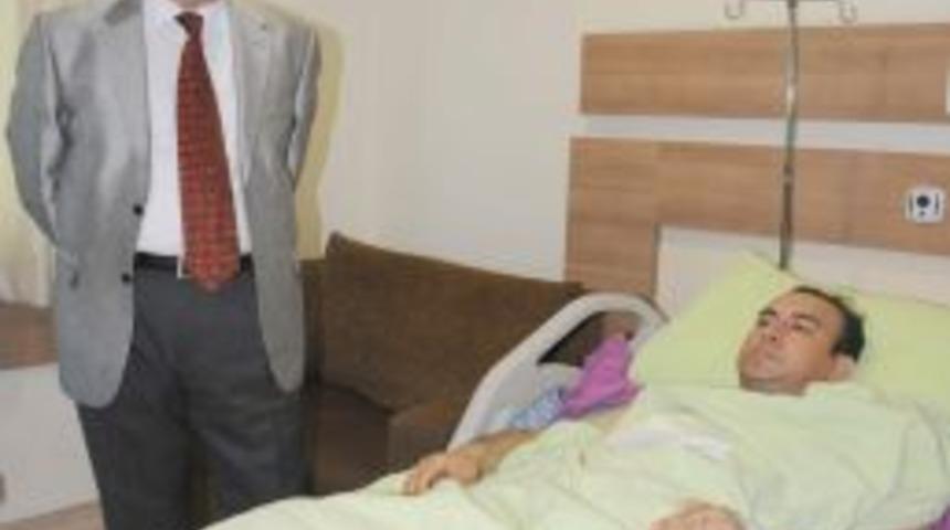 Vali G&uuml;ven&ccedil;, Saldırıya Uğrayan Doktoru Ziyaret Etti