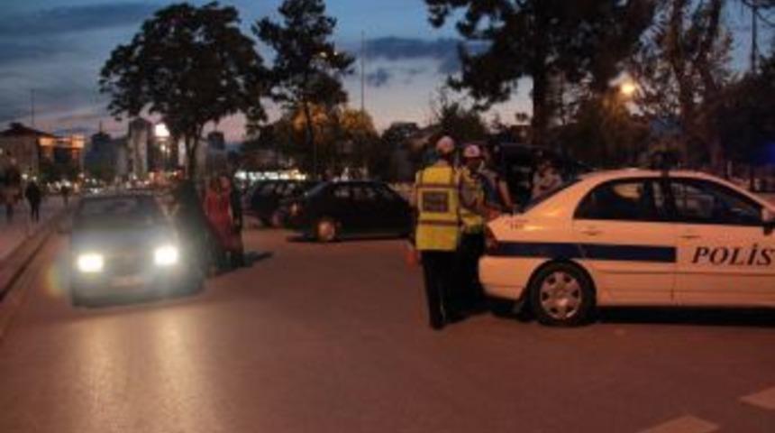 D&uuml;zce Valiliği &Ouml;n&uuml;ne Park Eden Ar&ccedil;lara Ceza Yağdı