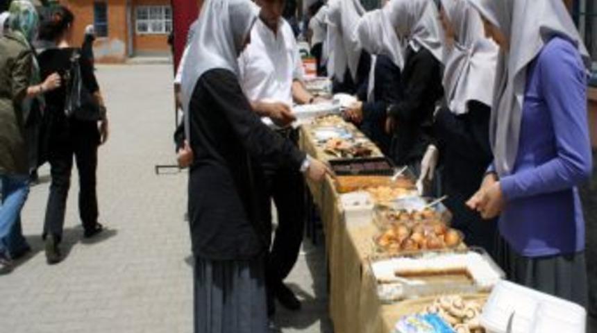 İmam Hatip Lisesi &Ouml;ğrencileri Hayır Kermesi A&ccedil;tı