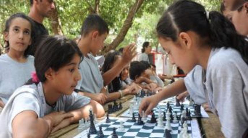 Diyarbakır'da &Ouml;d&uuml;ll&uuml; Satran&ccedil; Turnuvası