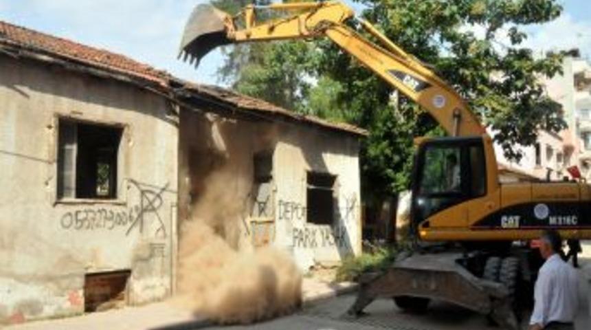 Akdeniz Belediyesi Metruk Binaları Yıkmaya Devam Ediyor
