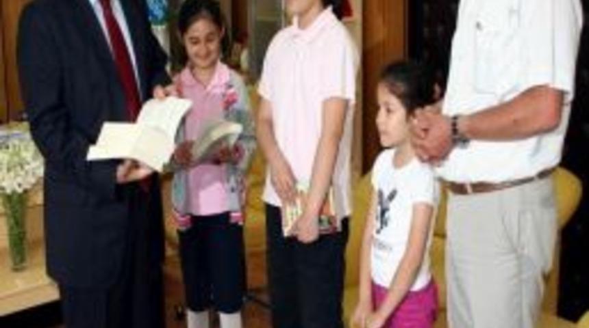 Burhaniye'nin K&uuml;&ccedil;&uuml;k Şairleri Şiir Kitabı &Ccedil;ıkarttı