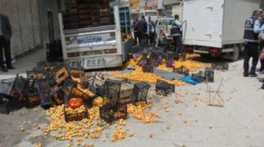 Seyyar Satıcı 2 Zabıtayı Bı&ccedil;akla Ağır Yaraladı