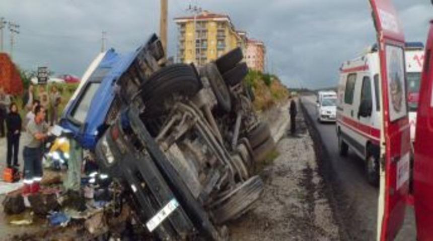 Tır Devrildi Şof&ouml;r &Ouml;ld&uuml;