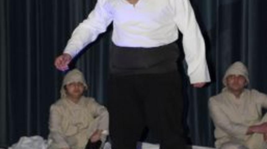 '1915 Şehitleri-&Ccedil;anakkale' Tiyatro Oyununda Duygulu Anlar Yaşandı