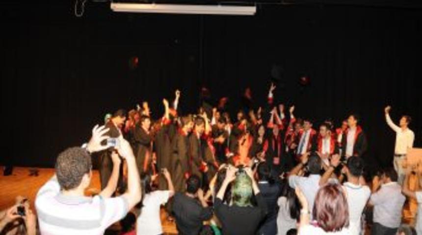 Dicle &Uuml;niversitesi&rsquo;nde Hukuk Fak&uuml;ltesi'nde Mezuniyet Coşkusu